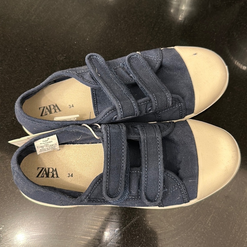 Zara boy shoes navy size 34 euro 2.5 us size. New with tag.